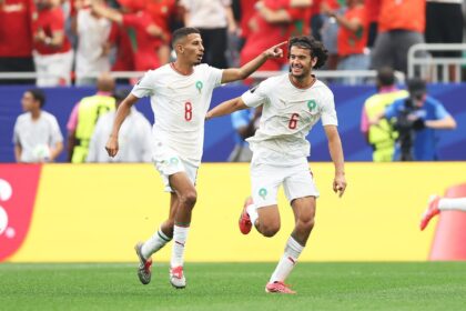 لاعبان مغربيان يحتفلان بتسجيل هدف في كأس العالم.