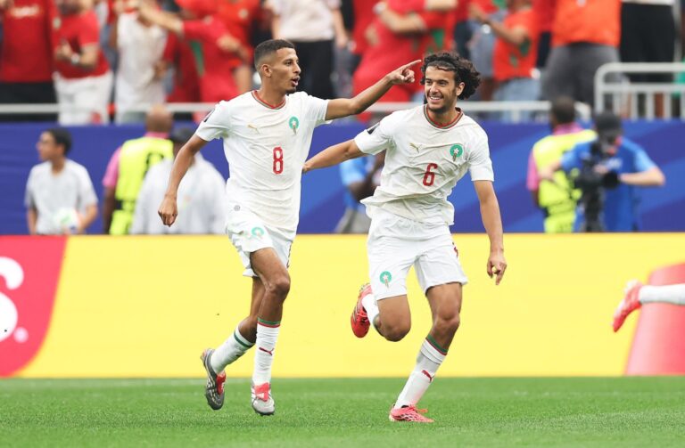 لاعبان مغربيان يحتفلان بتسجيل هدف في كأس العالم.