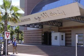 واجهة مبنى بنكي يحمل اسم "المغرب" بلون بني.