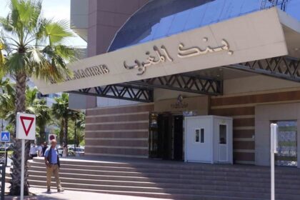 واجهة مبنى بنكي يحمل اسم "المغرب" بلون بني.