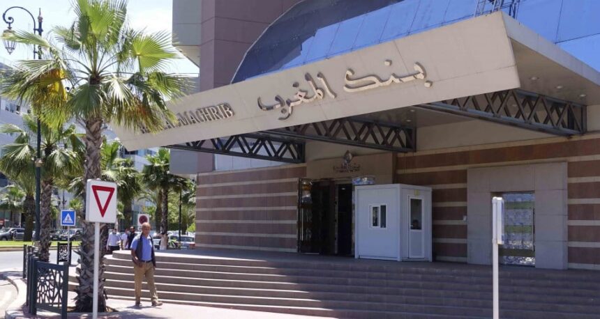 واجهة مبنى بنكي يحمل اسم "المغرب" بلون بني.