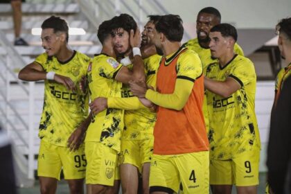 لاعبو المغرب الفاسي يحتفلون بهدف