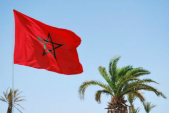 علم المغرب يرفرف في السماء الزرقاء