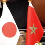 علم المغرب وعلم اليابان يرفرفان جنبًا إلى جنب.