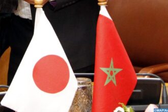 علم المغرب وعلم اليابان يرفرفان جنبًا إلى جنب.