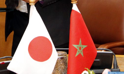 علم المغرب وعلم اليابان يرفرفان جنبًا إلى جنب.