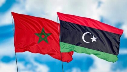 علم المغرب وعلم ليبيا يرفرفان جنبًا إلى جنب.
