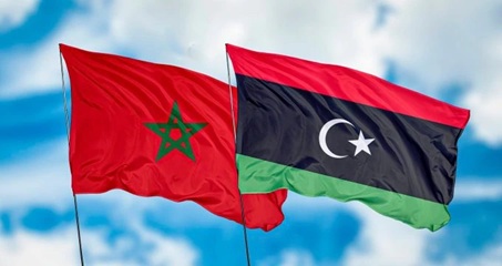 علم المغرب وعلم ليبيا يرفرفان جنبًا إلى جنب.