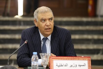 وزير الداخلية المغربي يتحدث في مؤتمر صحفي.