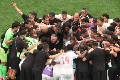 لاعبي المنتخب المغربي يحتفلون بالفوز على كندا.