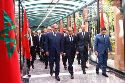 رئيس المغرب بجوار رئيس أساقفة الرباط يحدقان في الممر