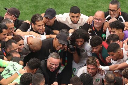 لاعبو المنتخب المغربي يحتفلون خلال مباراة في كأس العالم 2026.