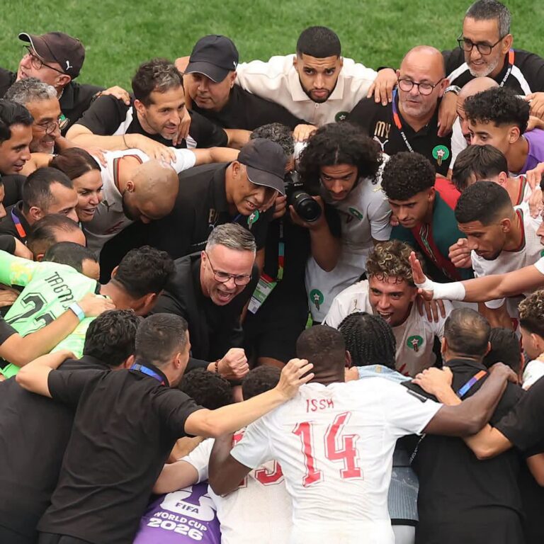 لاعبي منتخب المغرب يحتفلون بفوزهم.