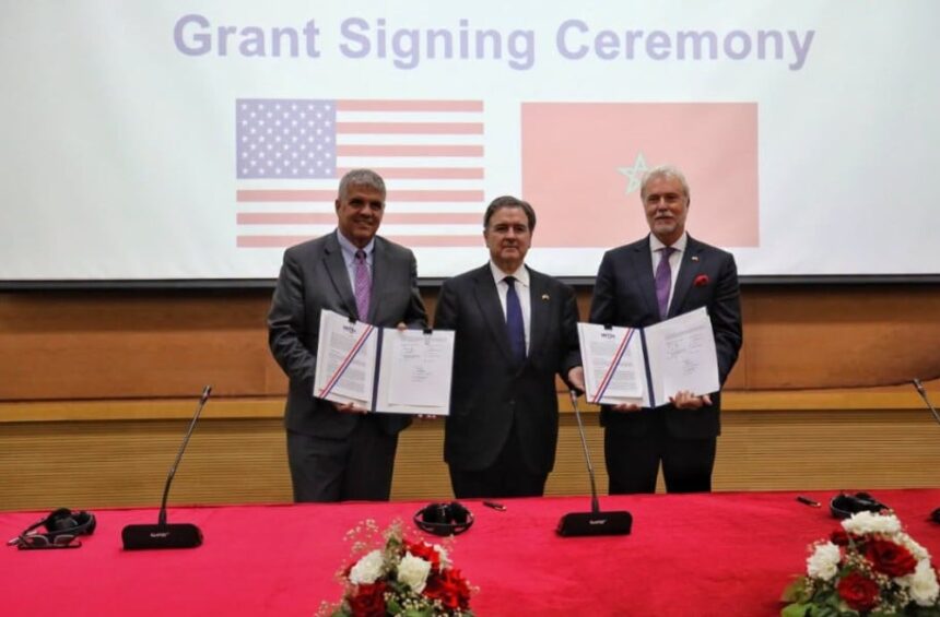 توقيع اتفاقية بين مسؤولين أمريكيين ومغاربة في العيون