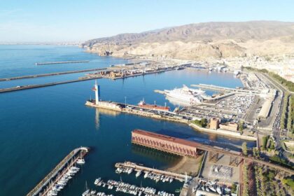 صورة جوية لميناء الناظور غرب المتوسط بمنارة.