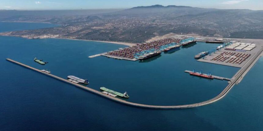 ميناء الناظور غرب المتوسط سفينة رافعات