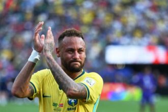 نيمار يحتفل بهدف مع منتخب البرازيل