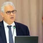 نزار بركة يتحدث في مؤتمر صحفي ببدلة رسمية ونظارة