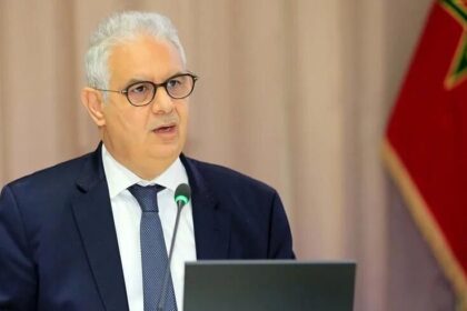 نزار بركة يتحدث في مؤتمر صحفي ببدلة رسمية ونظارة
