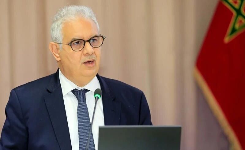 نزار بركة يتحدث في مؤتمر صحفي ببدلة رسمية ونظارة