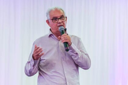 نزار بركة يتحدث في مؤتمر صحفي.