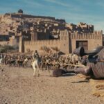 أشخاص يمتطون الخيل ويحاولون سحب شيئ ما بألواح.