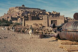 أشخاص يمتطون الخيل ويحاولون سحب شيئ ما بألواح.