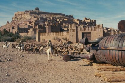 أشخاص يمتطون الخيل ويحاولون سحب شيئ ما بألواح.