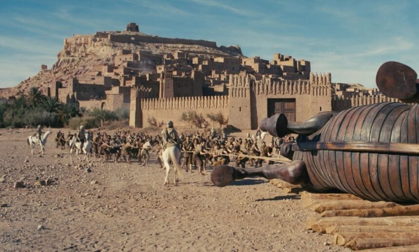 أشخاص يمتطون الخيل ويحاولون سحب شيئ ما بألواح.