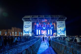 حفل موسيقي في الهواء الطلق بوجود جمهور
