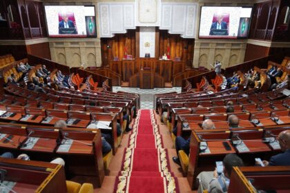 قاعة اجتماعات كبرى داخل مبنى البرلمان