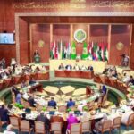 قاعة واسعة تضم هواتف كبيرة