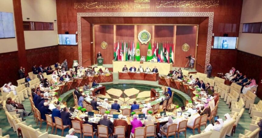 قاعة واسعة تضم هواتف كبيرة