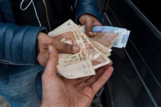 شخص يحسب النقود