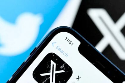 هاتف يعرض شعاري تويتر وإكس معاً.