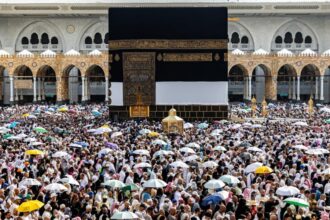 حجاج يطوفون حول الكعبة المشرفة في المسجد الحرام بمكة.