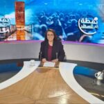 ثلاثة موظفين يكتبون وثائق على طاولة.
