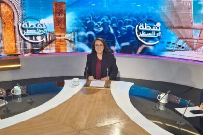 ثلاثة موظفين يكتبون وثائق على طاولة.