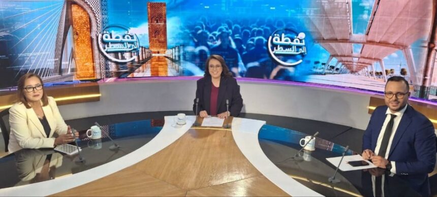 ثلاثة موظفين يكتبون وثائق على طاولة.