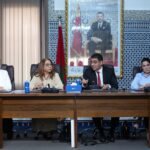 أشخاص يجلسون حول طاولة اجتماع يناقشون أموراً مهمة