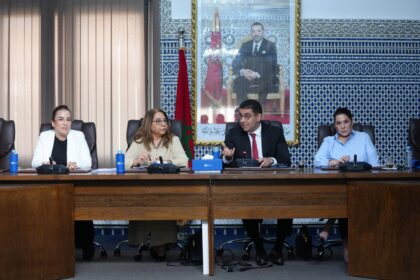 أشخاص يجلسون حول طاولة اجتماع يناقشون أموراً مهمة