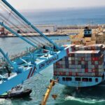 سفينة خدمات بجانب رصيف APM Terminals، ميناء، حاويات شحن