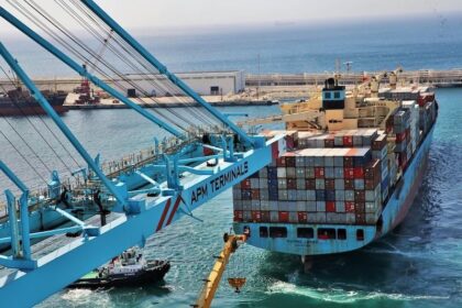 سفينة خدمات بجانب رصيف APM Terminals، ميناء، حاويات شحن