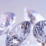 أربع أحجار كريمة شفافة ومعدات مختبر