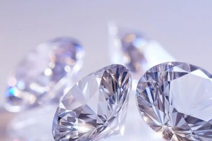 أربع أحجار كريمة شفافة ومعدات مختبر