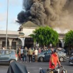 دخان كثيف يتصاعد من مبنى في سوق القريعة