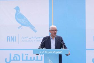 راشيد الطالبي العلمي يلقي كلمة في مهرجان حزبي.