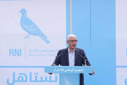 راشيد الطالبي العلمي يلقي كلمة في مهرجان حزبي.