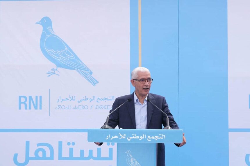 راشيد الطالبي العلمي يلقي كلمة في مهرجان حزبي.