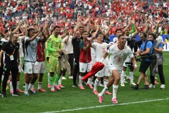 لاعب كرة قدم مغربي يحتفل بهدف في مباراة كأس العالم